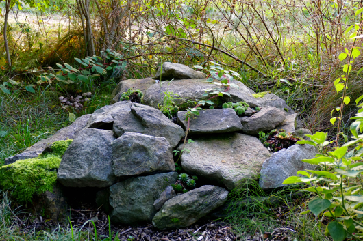Aufgeschichtete Steine im Garten 